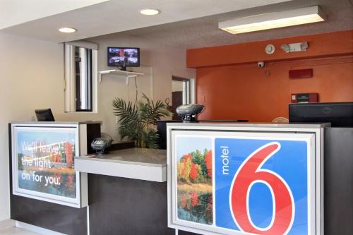 an office with a sign on a reception desk at Motel 6-Middleburg Heights, OH - Cleveland in Middleburg Heights