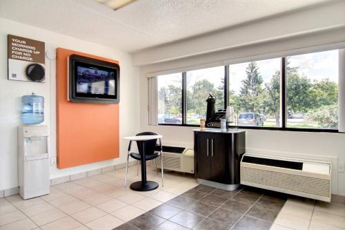 a waiting room with a desk and a window at Motel 6-Middleburg Heights, OH - Cleveland in Middleburg Heights