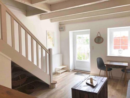 sala de estar con escalera y escritorio en CABANA & Maison à Solutré-Pouilly - Cœur de village, en Bussières