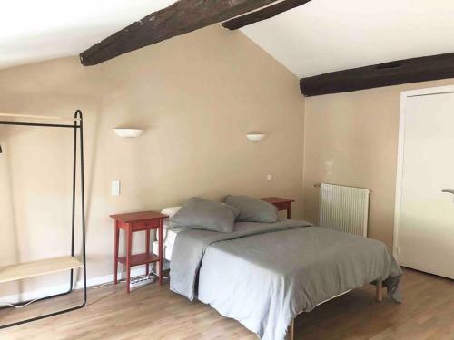Llit o llits en una habitació de CABANA & Maison à Solutré-Pouilly - Cœur de village