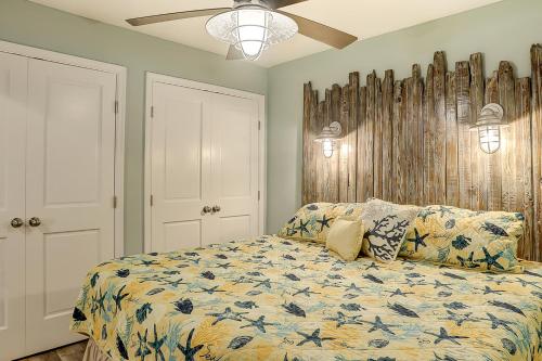 - une chambre avec un lit et une couette à fleurs dans l'établissement Ocean Dunes Condos, à Île de Hilton-Head