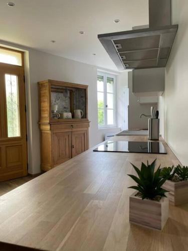 - une cuisine avec une grande table en bois dans l'établissement L’échauguette du Mont Glonne (6 pers.), à Saint-Florent-le-Vieil