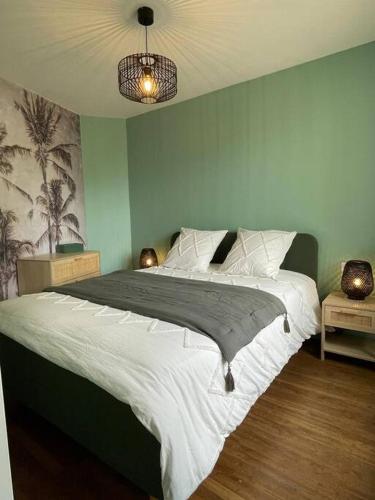 une chambre avec un grand lit avec un mur végétal dans l'établissement L’échauguette du Mont Glonne (6 pers.), à Saint-Florent-le-Vieil