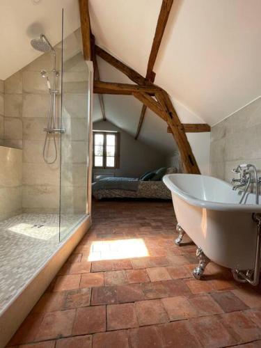 une grande salle de bain avec baignoire et douche dans l'établissement L’échauguette du Mont Glonne (6 pers.), à Saint-Florent-le-Vieil