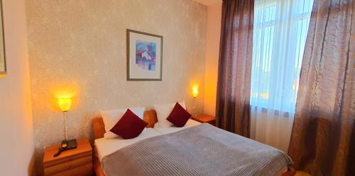 Ένα ή περισσότερα κρεβάτια σε δωμάτιο στο Hotel Deutscher Hof