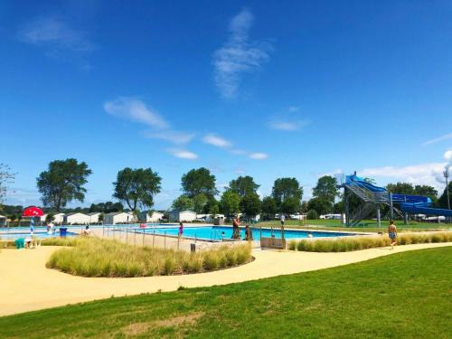 een waterpark met een glijbaan en een zwembad bij Kustpark Nieuwpoort in Nieuwpoort