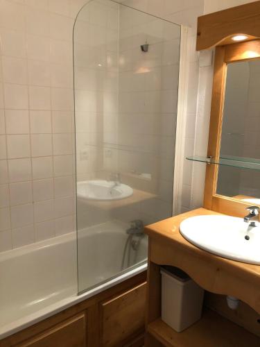 une salle de bain avec une douche, un lavabo et une baignoire dans l'établissement Le chalet de 
