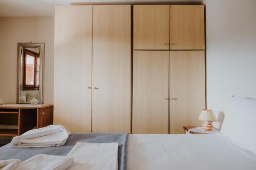 a bedroom with wooden cabinets and a bed at House of Gardenia in Makrirrákhi