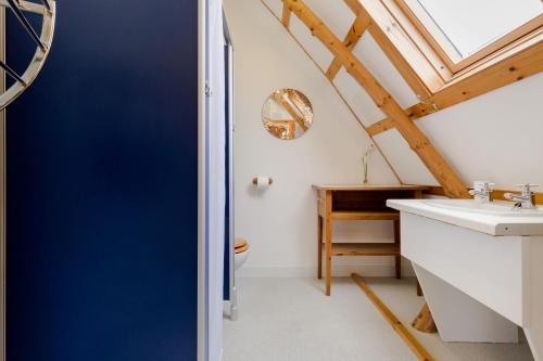 uma casa de banho com um lavatório branco e uma parede azul em Rabbie Burns Lodge em Maybole