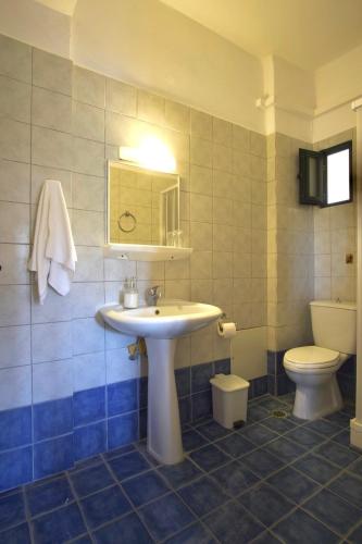 a bathroom with a sink and a toilet at Lygaria Beach Apts in Ligaria