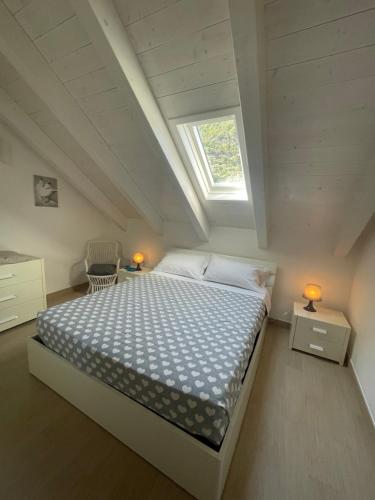 - une chambre avec un grand lit et une lucarne dans l'établissement A casa di Laura Finale Ligure, à Finale Ligure
