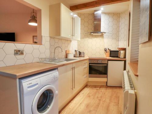 a kitchen with a washer and a dishwasher at Tar Top in Silsden