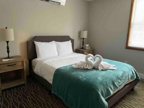 una camera da letto con un letto con due cigni sopra di Cheerful 4-bedroom cottage in nature setting a Waubaushene