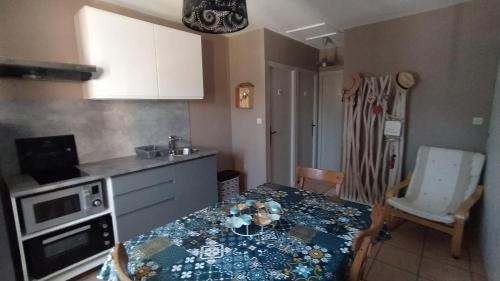 Dapur atau dapur kecil di Gite chaleureux pour deux avec jacuzzi ou piscine selon dates