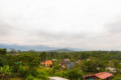 テナにあるRinaKawsay - ViveViajando HERMOSO Penthouse completamente amoblado en TENAの山を背景にした村の風景