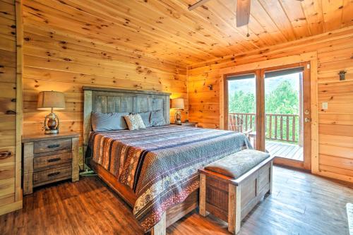 Un dormitorio con una cama en una cabaña de troncos en Gatlinburg Cabin with Home Theater and Hot Tub!, en Gatlinburg