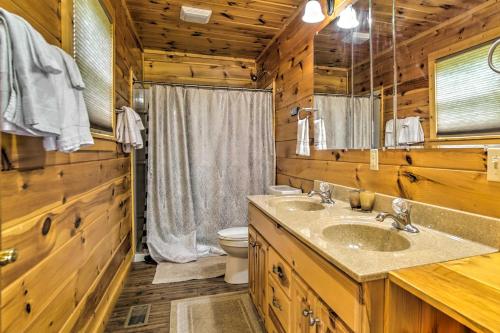 Bathroom sa Gatlinburg Cabin Hot Tub and Home Theater!