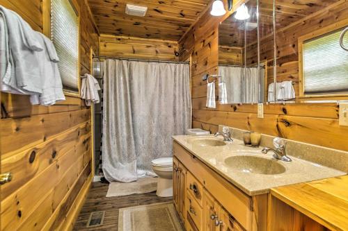 un baño con lavabo e inodoro en Gatlinburg Cabin with Home Theater and Hot Tub!, en Gatlinburg