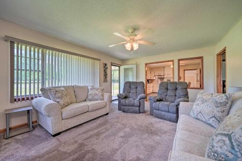 Ruang duduk di Charming Clayton Home about 4 Mi to Sardis Lake!