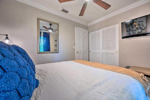 Cama o camas de una habitación en Game Room and Pool Huge Lutz Family Retreat