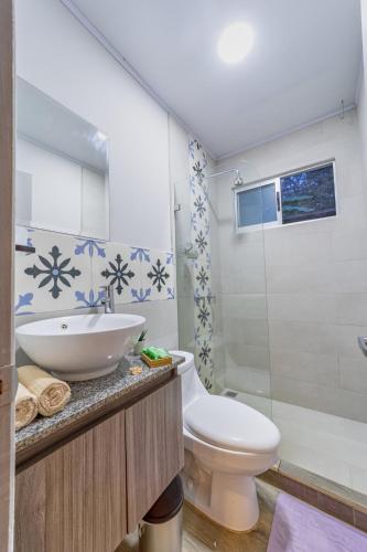 un bagno con WC e lavandino di Casa Jobo a Puerto Viejo