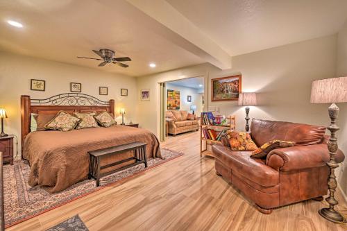 CornvilleGuest Suite with Patio in Arizona Wine Country的带床和沙发的卧室