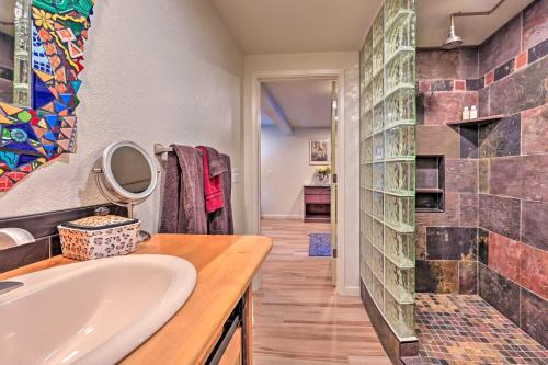 CornvilleGuest Suite with Patio in Arizona Wine Country的带水槽和浴缸的浴室