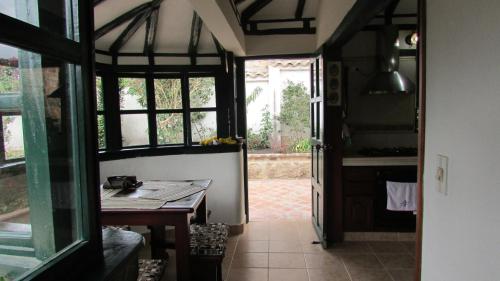 a kitchen with a table and a door to a yard at Casa La Carolina in Villa de Leyva