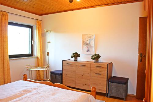 1 dormitorio con 1 cama, vestidor y ventana en Atterseeblick - Ferienwohnung Anneliese Kunert, en Wildenhag