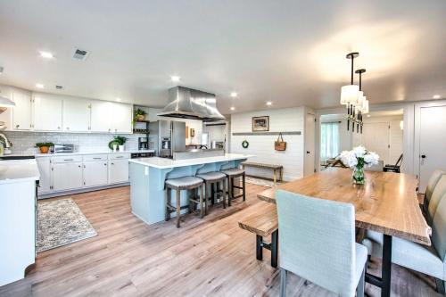 Η κουζίνα ή μικρή κουζίνα στο 3 Mi to Dutch Wonderland Serene Home with Deck