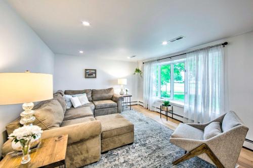 Χώρος καθιστικού στο 3 Mi to Dutch Wonderland Serene Home with Deck