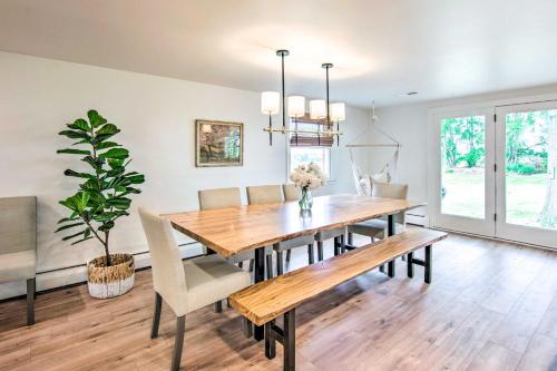 Φωτογραφία από το άλμπουμ του 3 Mi to Dutch Wonderland Serene Home with Deck σε Λάνκαστερ