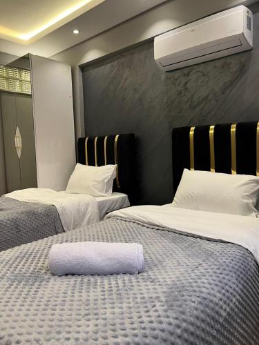 een hotelkamer met twee bedden met een kussen erop bij Istanbul Suites Residance Super Lux BKY in Istanbul