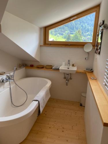 Baðherbergi á Verbier Sunny apt, fabulous view & balcony, sleeps 8