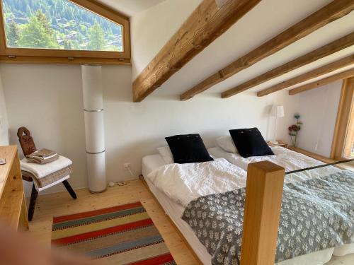 1 Schlafzimmer mit 2 Betten und einem Fenster in der Unterkunft Verbier Sunny apt, fabulous view & balcony, sleeps 8 in Verbier
