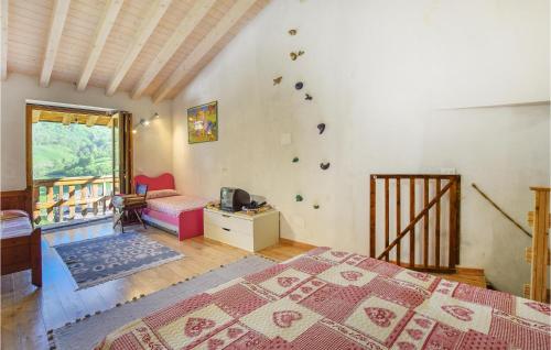 um quarto com uma cama, uma secretária e uma janela em Stunning Home In Pezzoro With House A Mountain View em Lavone
