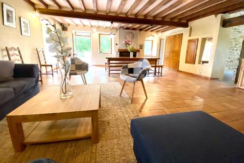 un salon avec un canapé et une table dans l'établissement Spacious country house in Normandie, à Moulins-le-Carbonnel