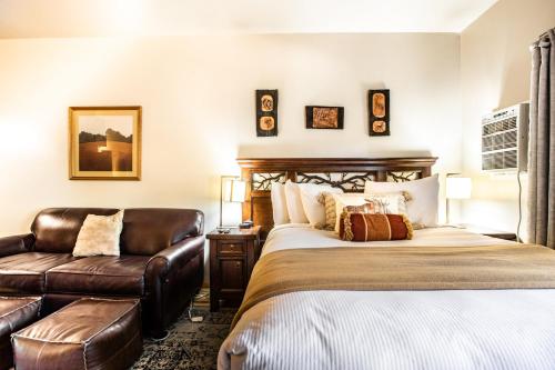 una camera con letto e divano di Prospector Square by White Pines a Park City