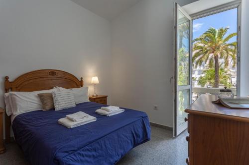Кровать или кровати в номере Apartamentos El Capitan Veneno by Cadiz4Rentals