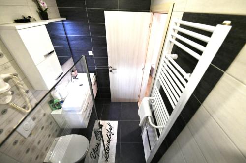 Ένα μπάνιο στο House Jelena