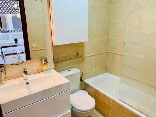 ein Badezimmer mit einem WC, einem Waschbecken und einer Badewanne in der Unterkunft Luxurious aparment benalmadena in Málaga