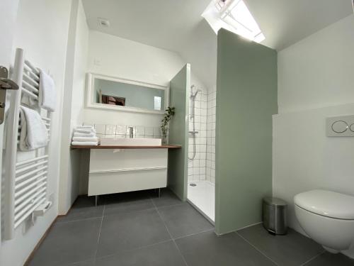Ένα μπάνιο στο Spacious country house in Normandie
