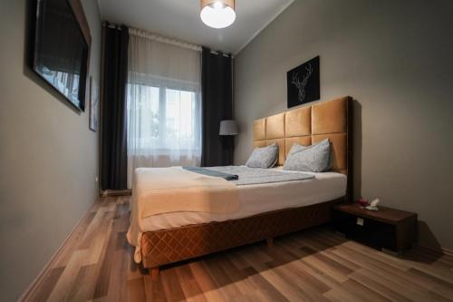 um quarto com uma cama grande e uma janela em Gardenhill Vienna em Viena