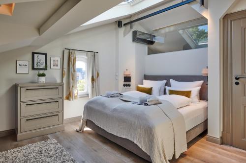 a bedroom with a large bed and a window at Goldmädchen 93 - Honeymoon Suite in Timmendorfer Strand