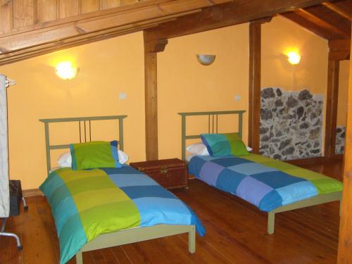 A bed or beds in a room at La casita de las flores