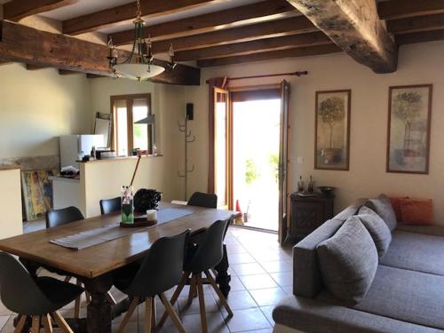 un salon avec une table et un canapé dans l'établissement La maison de Célestine, à Vernon