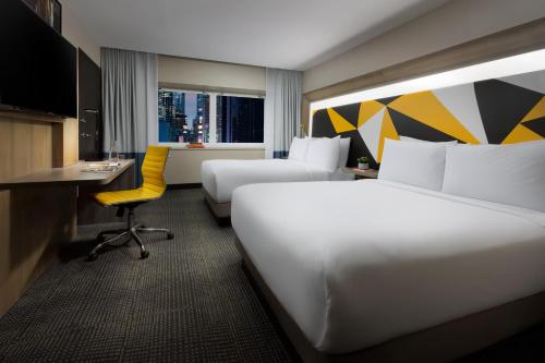 M Social Hotel Times Square New Yorkにあるテレビまたはエンターテインメントセンター