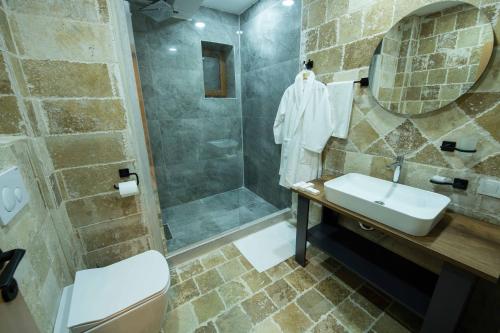 a bathroom with a sink and a shower at Ahiyan Hotel in Uchisar