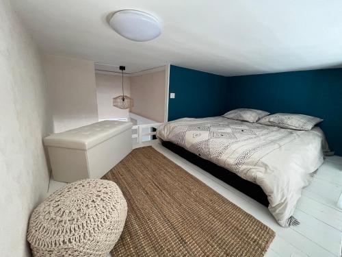 une chambre avec un lit et un mur bleu dans l'établissement Superbe appartement à Proximité Plage et Port, au Cap d'Agde