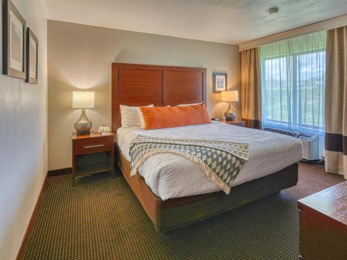 Tempat tidur dalam kamar di Yellowstone River Inn & Suites